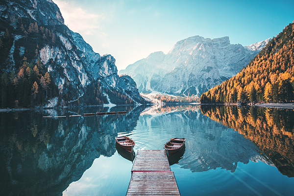 Fotobehang Italië Uitzicht op Pragser Wildsee, Dolomieten