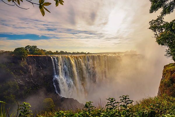 fotobehang-Krachtige-Waterval-in-de-Afrikaanse-Wildernis