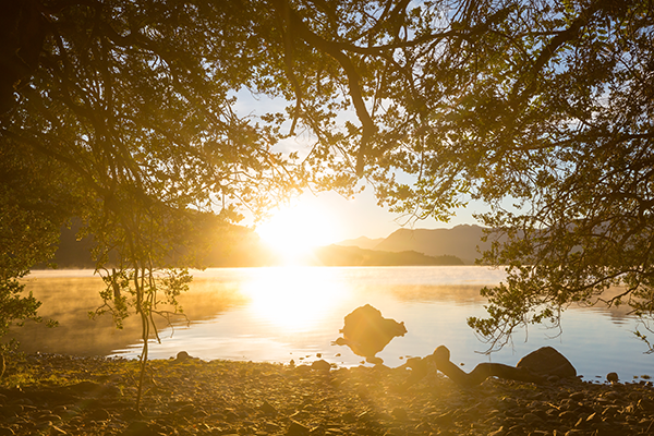Fotobehang Natuur Zonsopgang boven meer